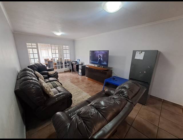 3 BEDROOM TOWNHOUSE FOR SALE IN CASTLEVIEW